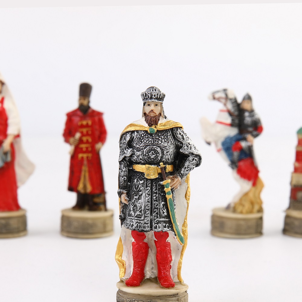War-themed Chess Set Genghis K - مراجعة Board Game Yearbook وسعره
