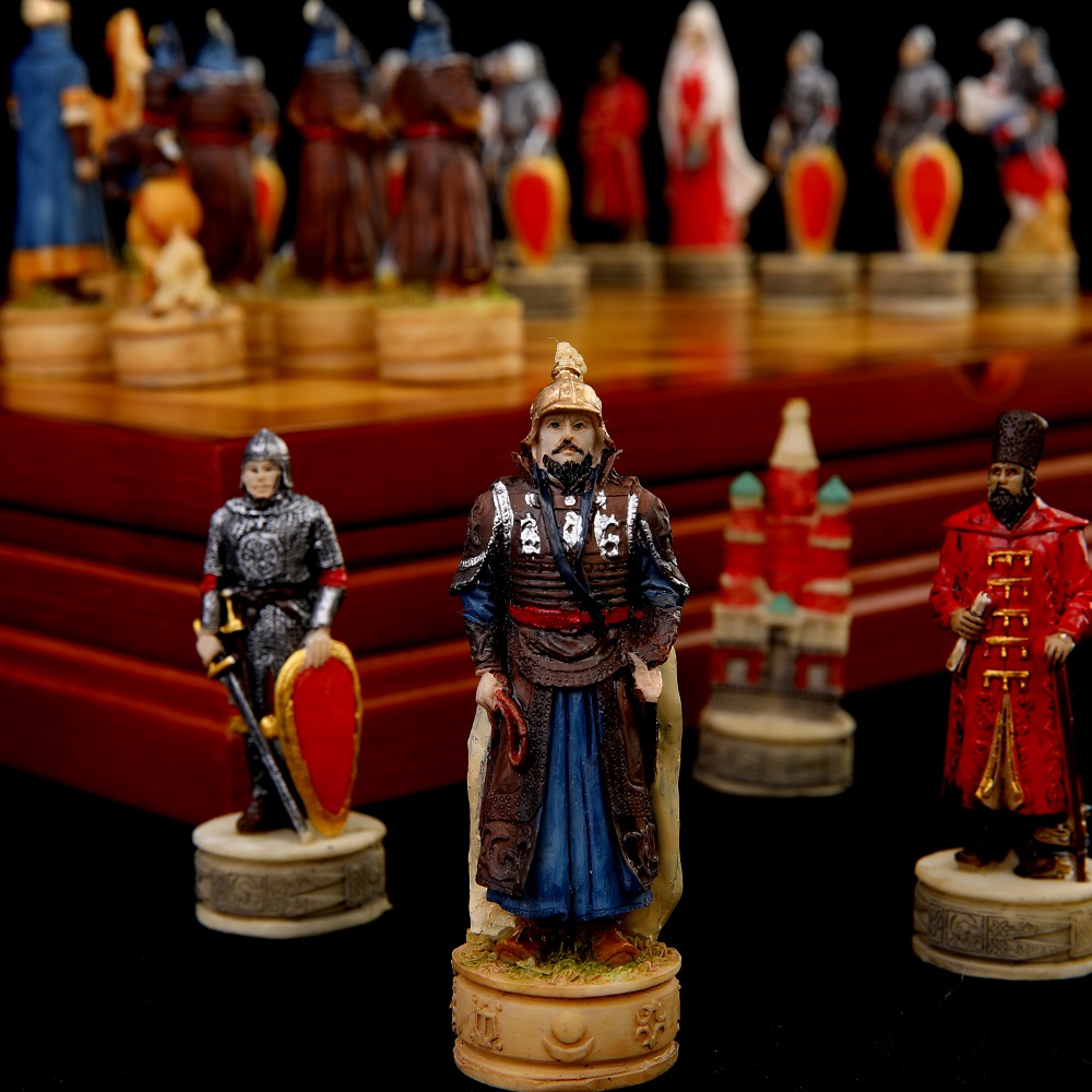 War-themed Chess Set Genghis K - مراجعة Board Game Yearbook وسعره